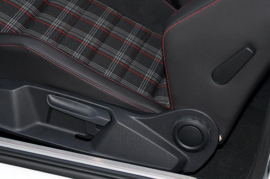 Детали интерьера Volkswagen Golf GTi 5-Door 2015 года  (фото 26 из 48)